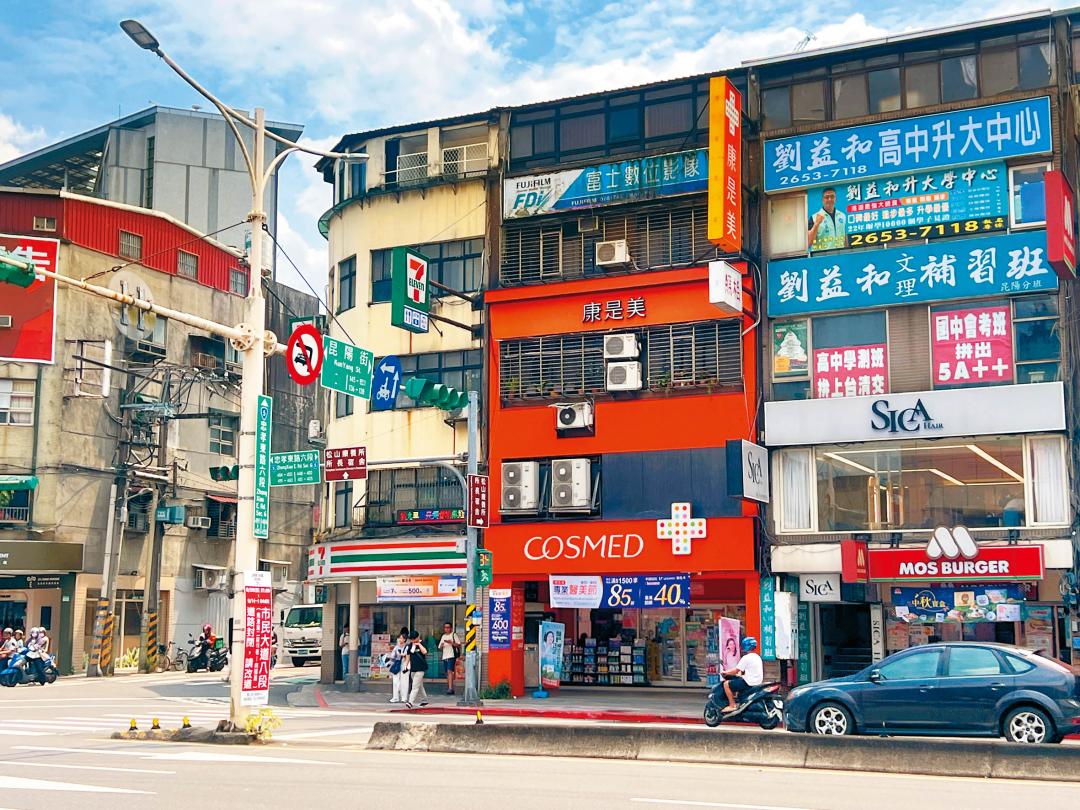 忠孝東路為此區主要幹道，商家林立。