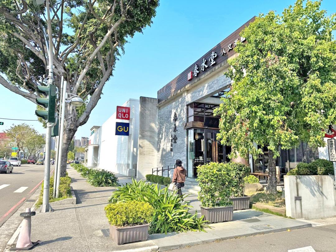 四期重劃區街廓整齊、環境舒適，道路筆直宜居氛圍濃厚。