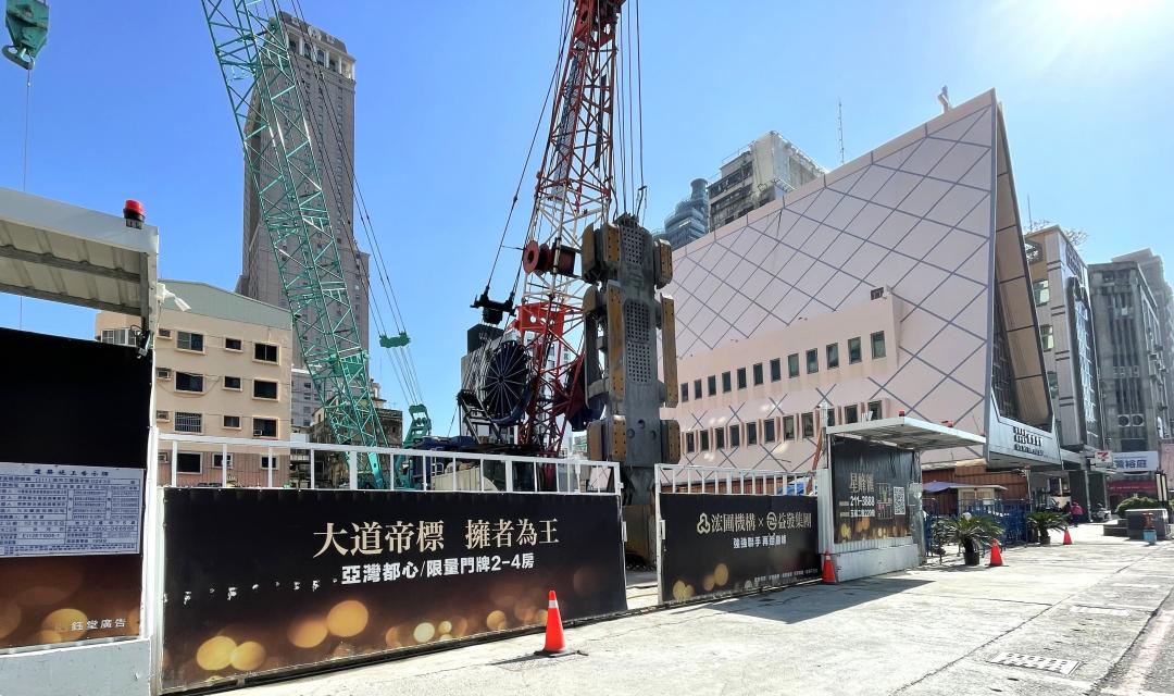 鄰近愛河景觀休閒區10分鐘生活圈的五福漢神百貨商圈，該區超高層耐震規劃的超高層輕豪宅，售價帶仍多維持5字頭，持續吸引企業主、台商、自營商、開院醫生、法界人士卡位興趣。