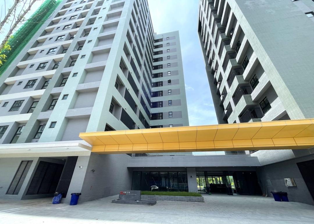 位於北高雄熱門的中都重劃區緊鄰榕樹公園的「美都安居」社宅已完工，預計最快於10月下旬開放申請招租，規劃325戶。