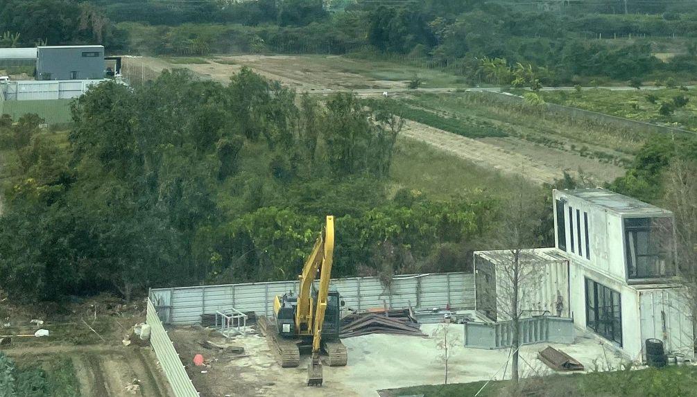 在空地上擺放貨櫃，並將貨櫃固定連接於土地上，實際上已具備屋頂、樑柱，有遮風避雨的功能，且無法隨時移動，因此被認定為「定著於地之房屋」，依法需申報設立房屋稅籍並繳納房屋稅。