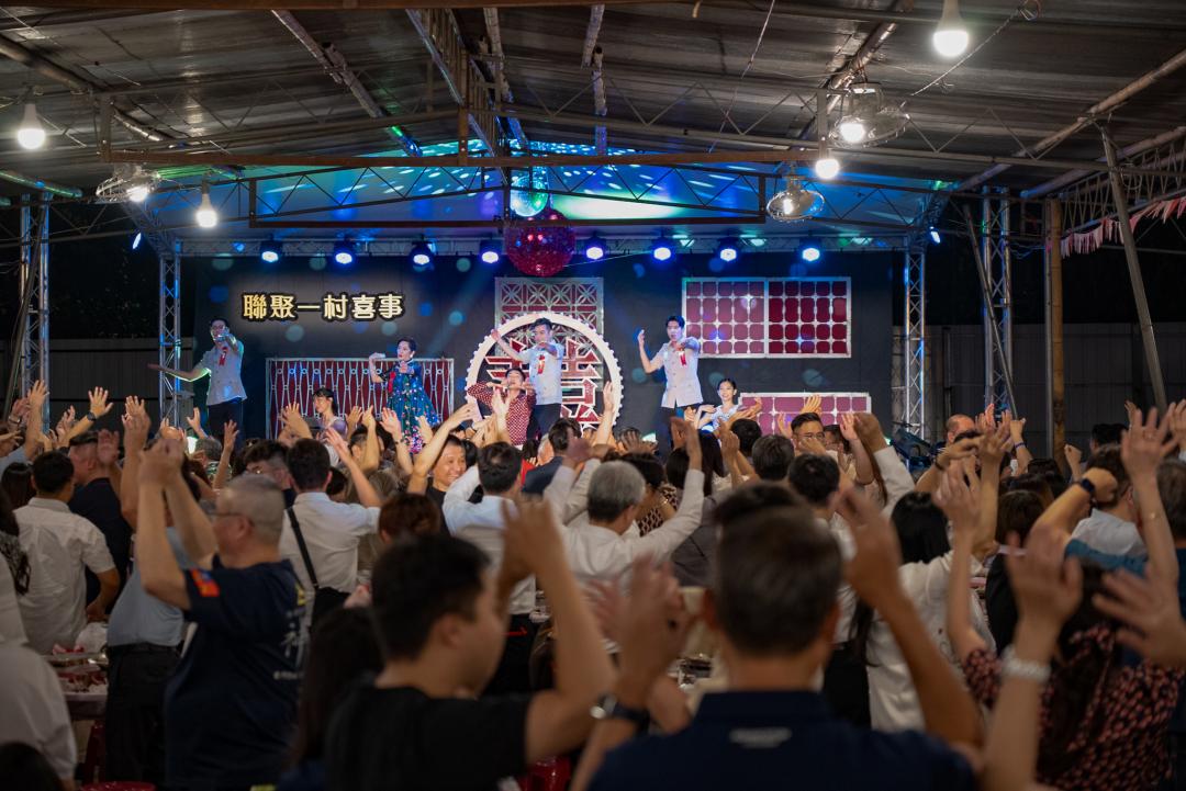 沉浸式戲劇《聯聚一村喜事》以民國68年的婚禮為背景，融合戲劇與辦桌文化，邀觀眾化身賓客，在笑聲與感動中體驗台灣人情味與集體記憶。