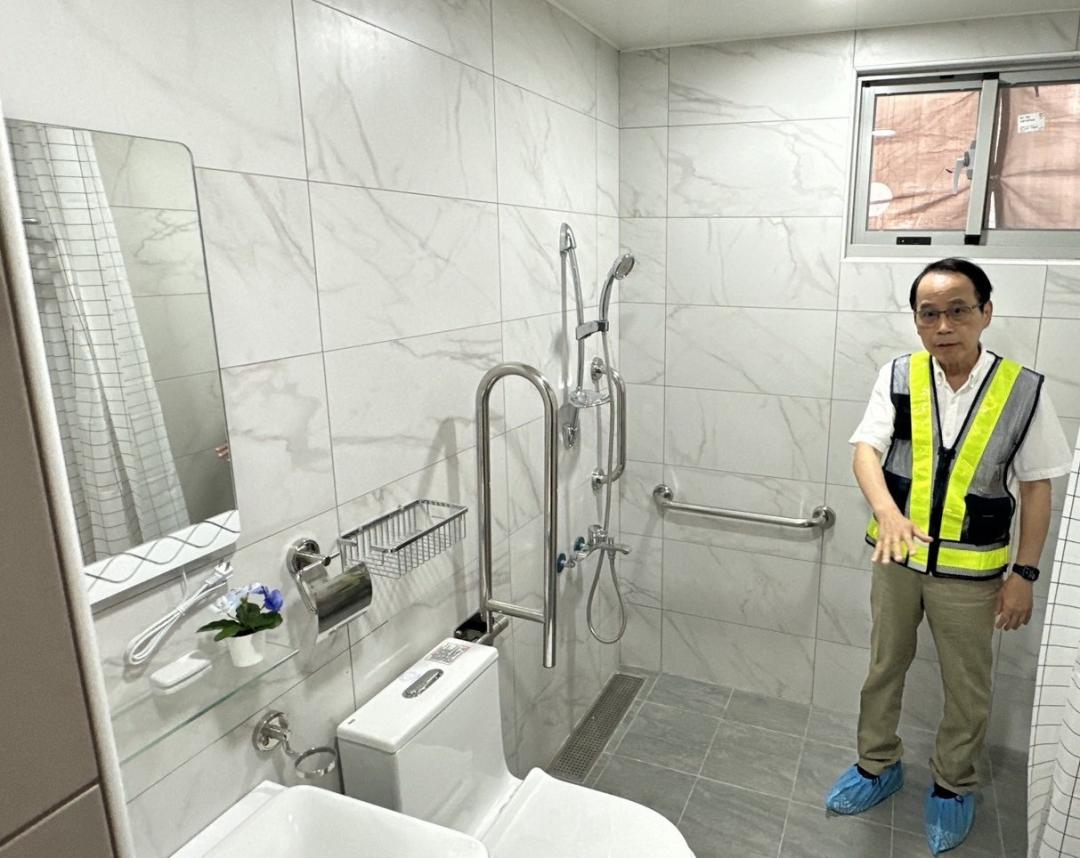 高雄副市長林欽榮親自視察大寮社宅室內與浴廁空間實用性。(圖:高市府水利局提供)