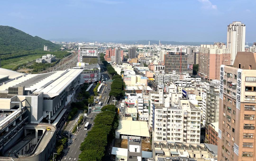 高市左營區福山里為全國最大里，高市府已準備將該里拆分為4里，福山里坐擁高鐵左營站區與百貨商圈，目前站區預售案房價帶站上5字頭，但屋齡20年內中古屋，房價區間帶單坪多介於25~35萬元之間，新舊房屋價差頗大。