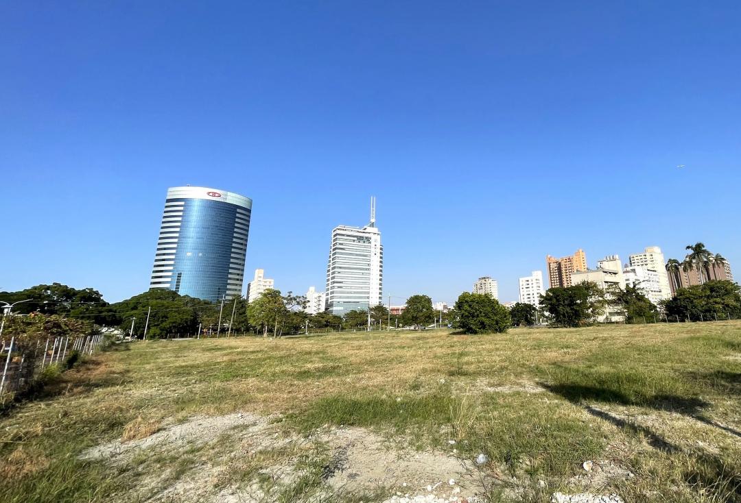 台南7月份大廈與透天的價格指數與前期相較皆下滑，價格修正月跌幅以新市區最明顯達0.49%，但中西區、新營區及安南區則微幅上漲，仍受惠建設效應。