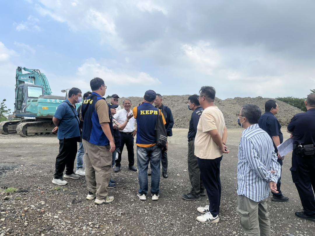 今(8)日高市府偕同環保局、都發局與水利局前往小港區坪北段土地，會勘遭堆置營建廢棄物情事，高市府也將修訂營建剩餘土石方管理自治條例，增訂GPS罰責全程追蹤土方流向，並建請中央修正土石採取法增訂刑責。(圖:高市府水利局提供)