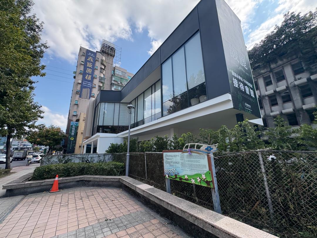 8日公開的「松陽馥麗」，開價每坪72~78萬，採22~32坪2~3房，總銷金額40億元，預估成交價從69萬起跳，主打訂簽48萬起含全室精裝修，鎖定市場剛性自住族群。(圖/記者張瀞勻攝)
