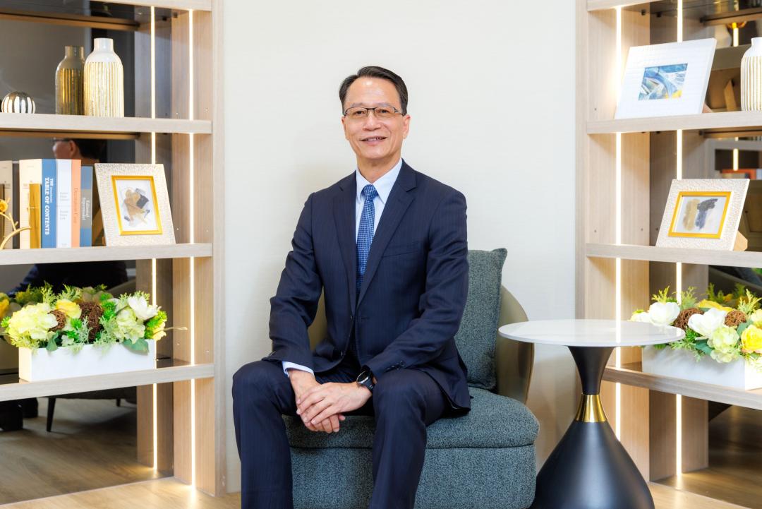 深耕高雄房市已34年的上揚建設董座洪光佐，以永續理念，從透天建築創新採用高雄厝綠建築設計，持續運用光電屋頂與外牆新工法，到目前全棟大樓外觀塗料工法，期許邁向淨零建築。(圖:業者提供)