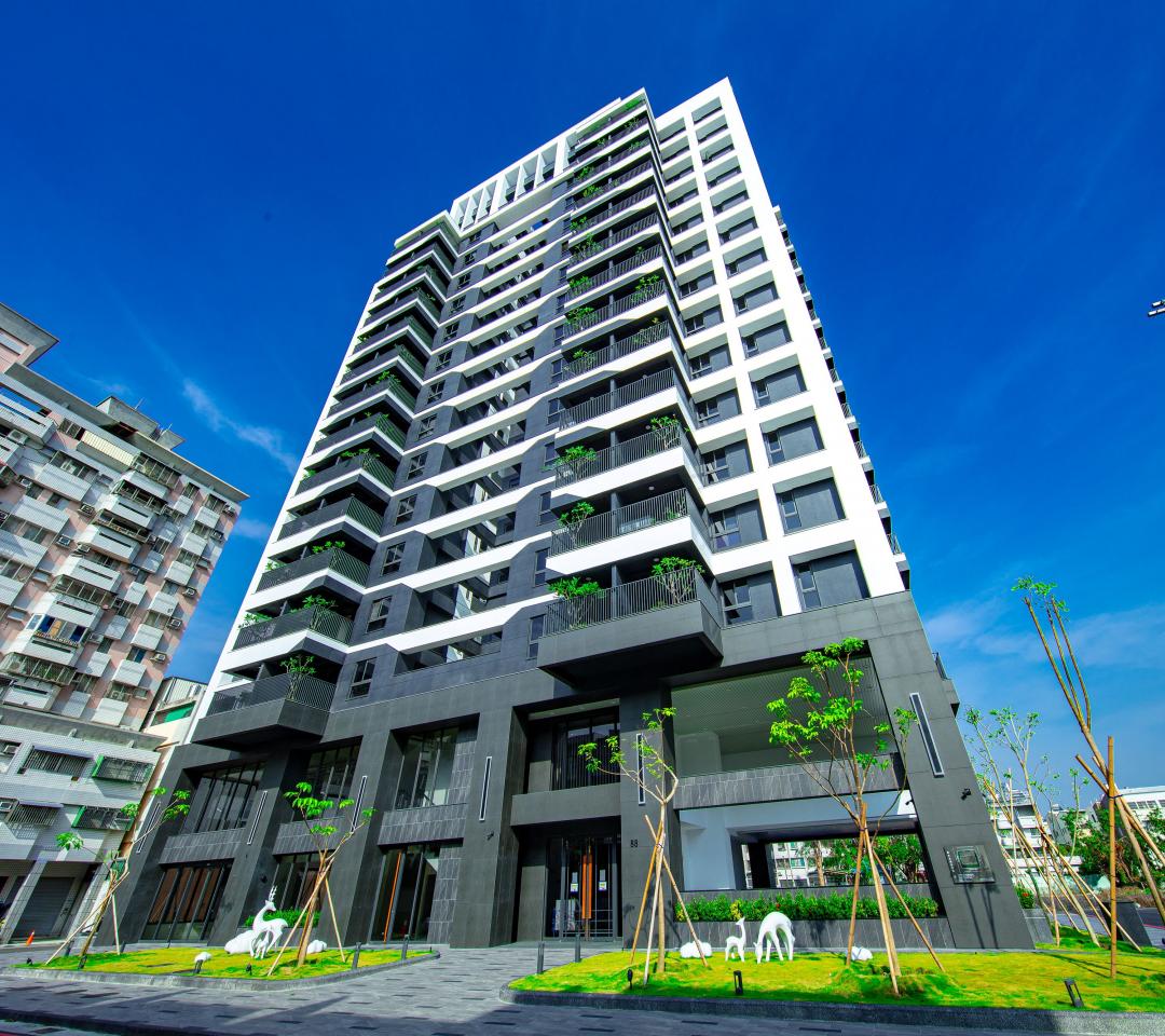 南部首棟外牆採用塗料的大寮「上揚湛」大樓社區，施工過程嚴謹。(圖:業者提供)