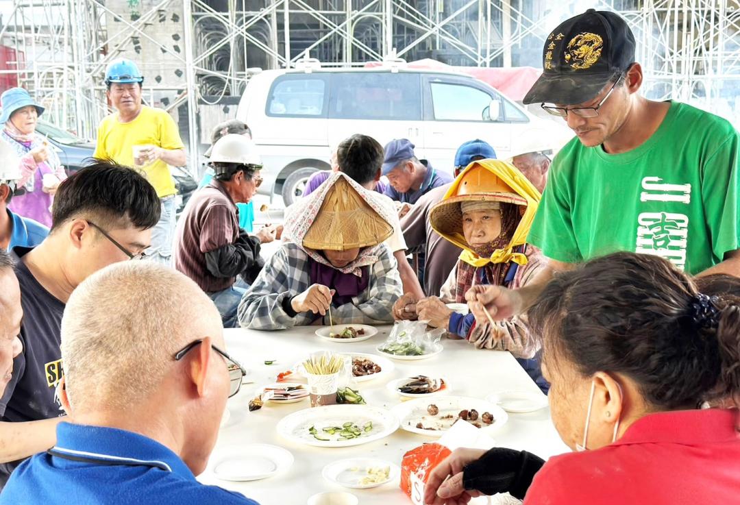 上揚建設推動多年的工地「奉茶」福利，除了安排座椅讓工班休息用餐，並主動提供茶點飲料，讓現場施工人員休息享用，形成良善的工地文化。(圖:業者提供)