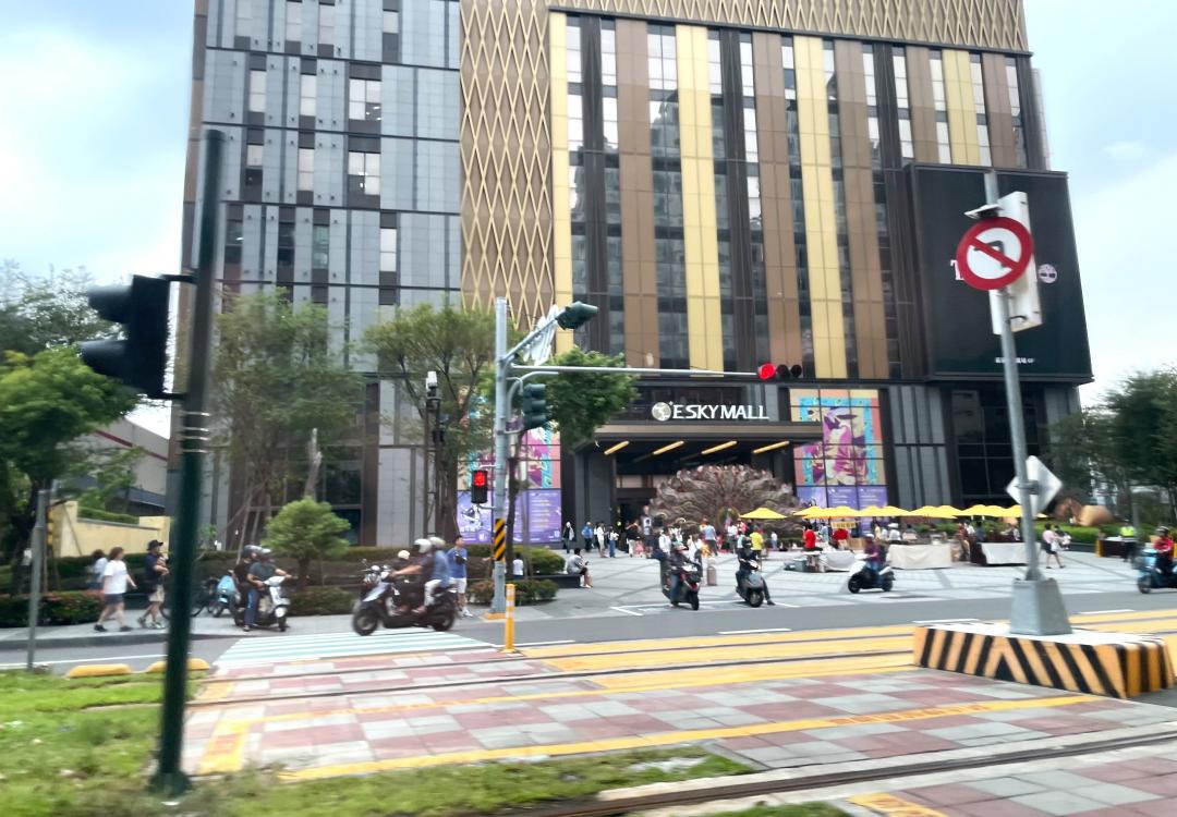 輕軌可迅速抵達義享天地。