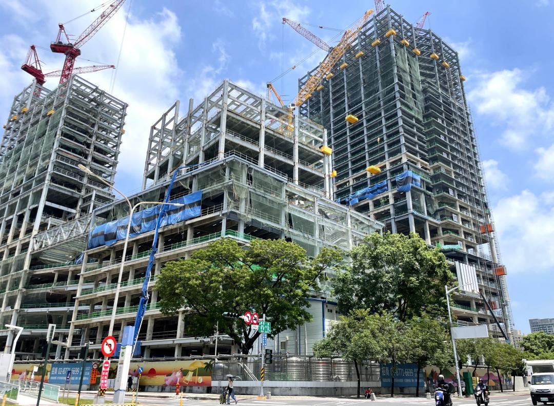 經由大順路可迅速連通興建中的富邦漢神百貨三館基地。