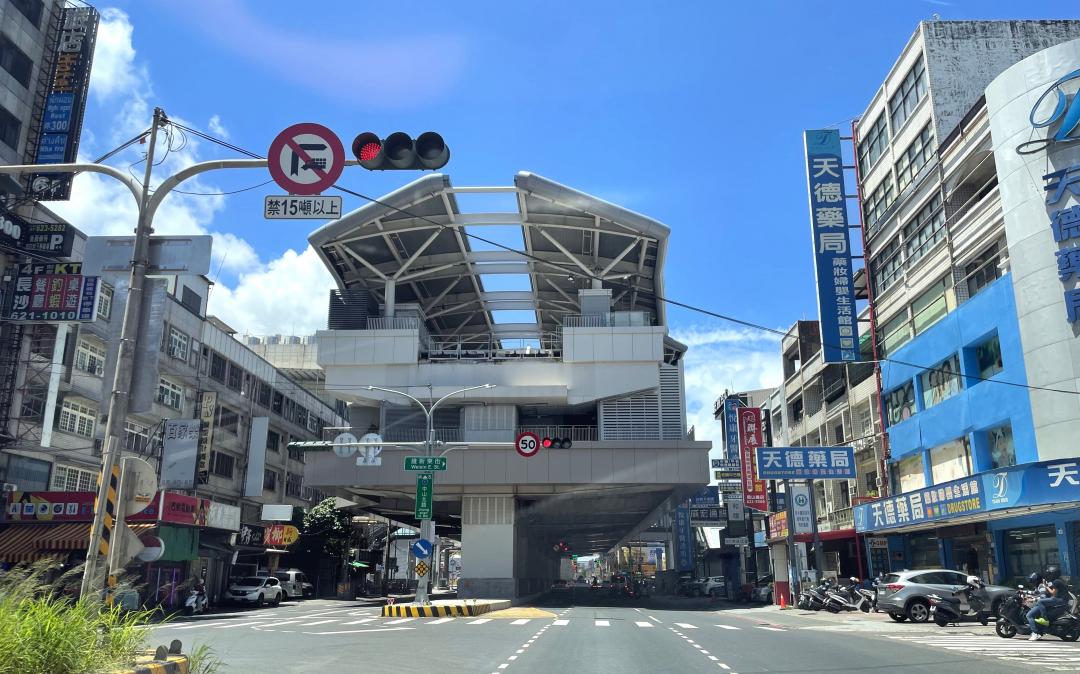 市場缺工、缺料及自來水管線遷移影響，原預計2029年通車的高雄捷運岡山路竹延伸線，將延後2年至2031年通車，岡山市區的交通影響期也將拉長。