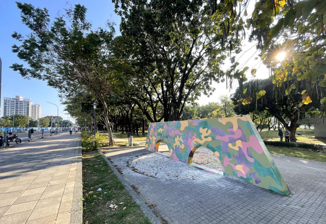 台南市東區蛋黃區的平實營區重劃區，地政局在重劃開發時，即特地保留該區廣達2.1萬坪的平實公園，串聯緊鄰的南紡購物中心，提供居民充裕消費與休閒賞景機能。