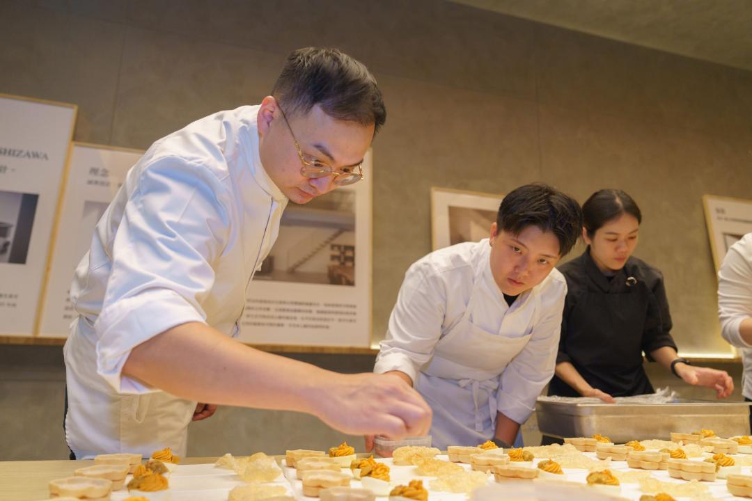 國城建設集團在平實公園旁新推出的「國城寳實」高質感大樓預售案，業者也利用公園環境優勢，日前也在緊鄰公園旁接待中心，邀請旗下高雄米其林餐廳主廚團隊舉辦多場下午茶宴，吸引充沛人氣。(圖:業者提供)