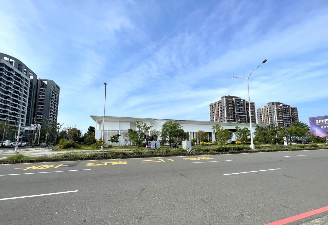 台南房市受惠半導體與AI產業帶動，多家外地大建商紛紛搶進台南新開發區，推案也續創高價，台南在地品牌建商則固守成熟商圈，強調細膩施工品質爭取自住客。