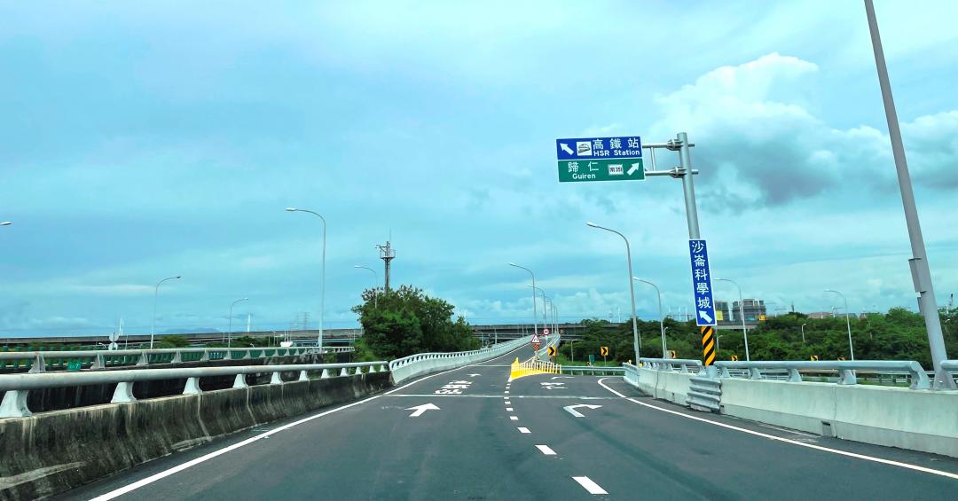 台南高鐵特定區周邊開闢台86線武東大潭交流道東向下匝道拓寬通車後，提高交通便利性。 