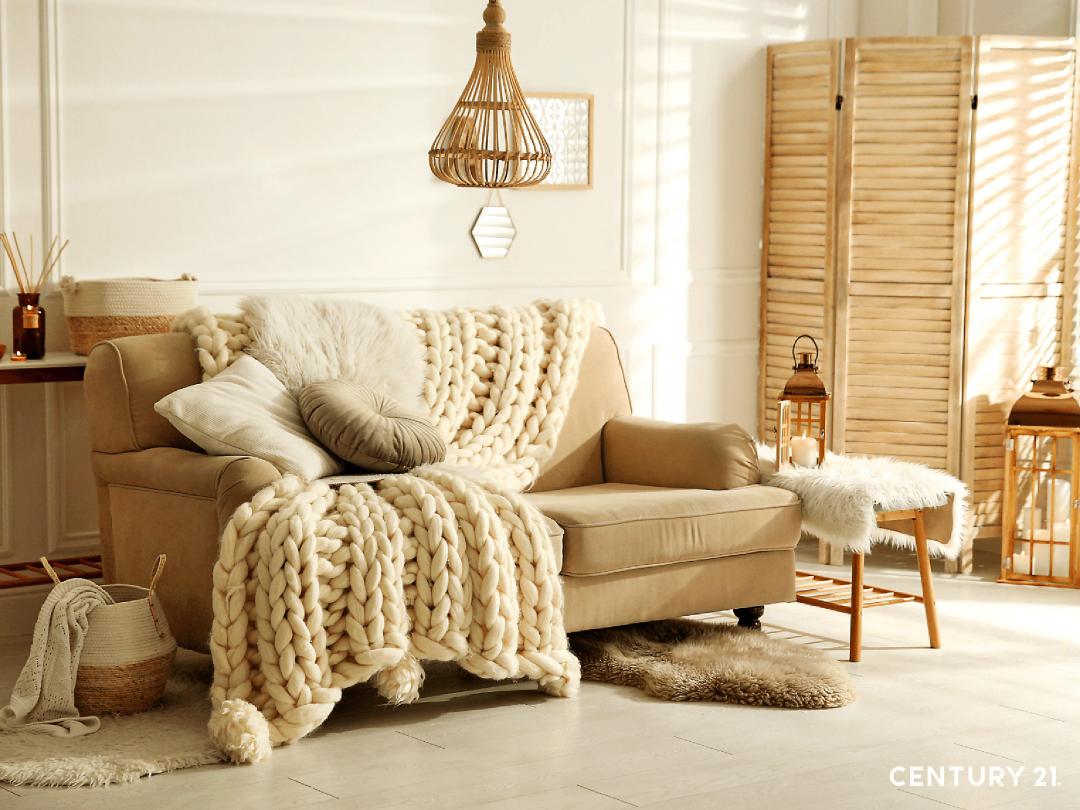 當生活從盛夏走入微涼，家的氛圍也需要跟著轉換，專家建議從色彩、材質、香氛與收納著手。(圖/21世紀不動產提供)