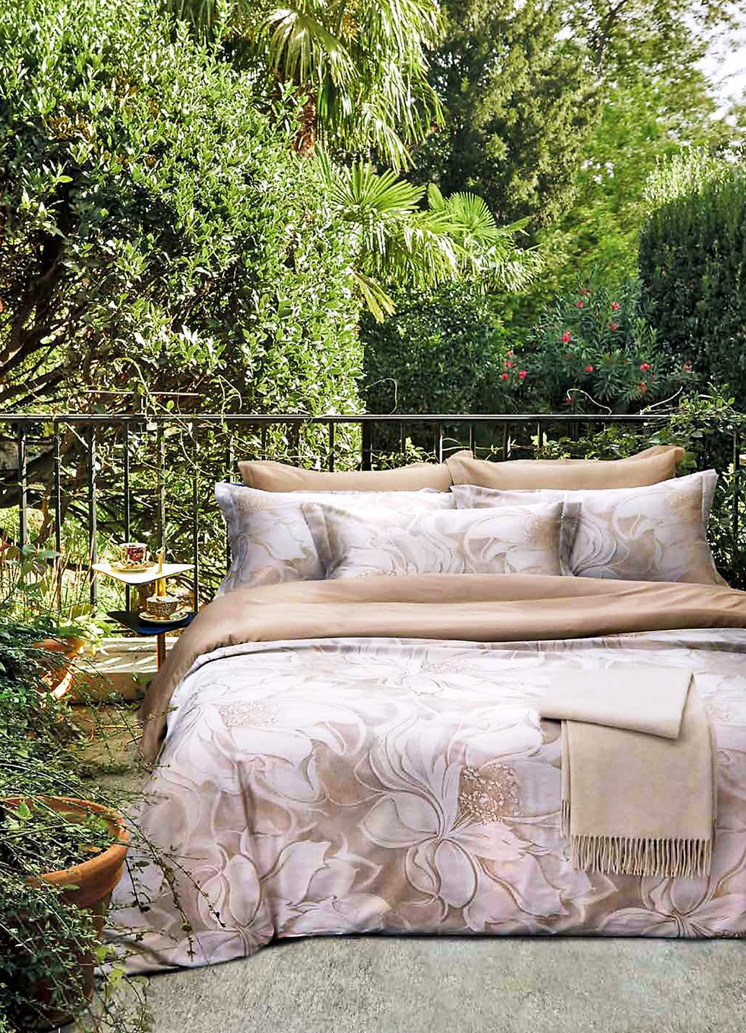 SOMMA緹花床組透過低飽和奶茶色與米金色層次營造古典氣息。(圖/日比家族提供)