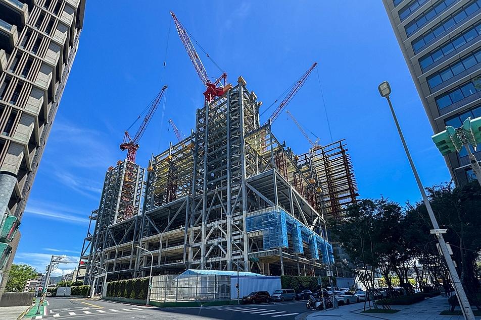 國產建材實業旗下的南港大型開發案，正緊鑼密鼓興建中，將與周邊重磅都更案形成區域共榮。(國產建材實業提供）