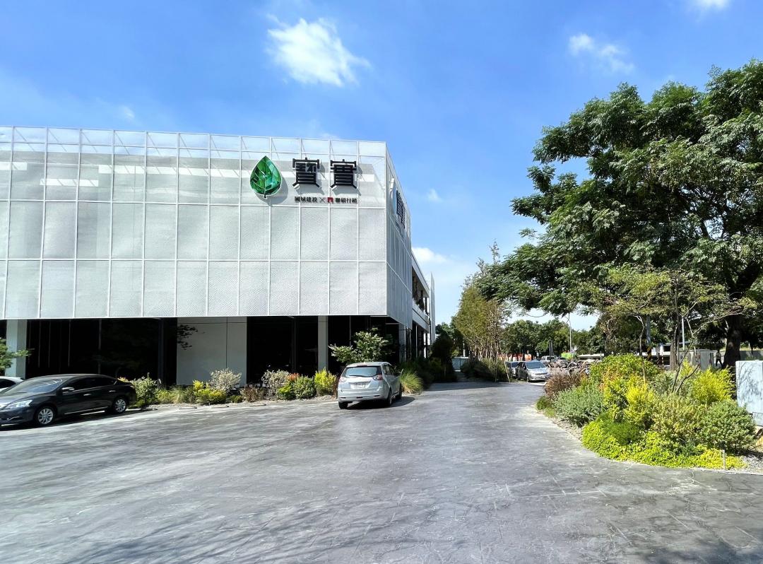 國城建設在平實公園旁新推出的「國城寳實」，由知名張瑪龍、陳玉霖聯合建築師事務所，以及曾為日本藍瓶咖啡打造多間極具特色商業空間的知名建築師「芦沢啓治」共同操刀，將融合在地歷史脈絡與人文美學，打造具指標性的住宅作品。