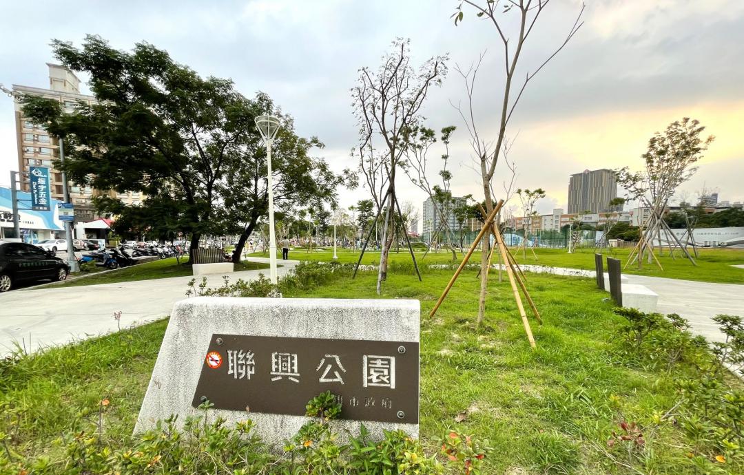 三地開發公告，將三地開發位於99期重劃區新河堤社區聯興公園旁，三民區河堤段4、5、6地號約315.99坪住五土地，以總價5.0874億元售予南京建設，每坪成交價約161萬元。