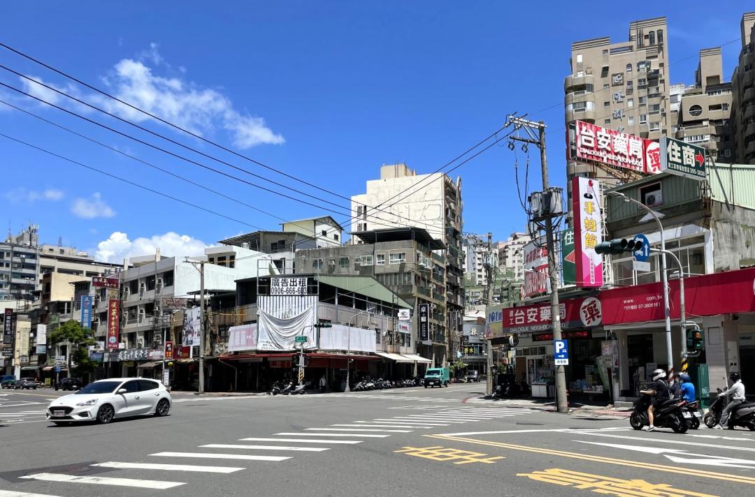 個人因無力清償債務，致其持有之房地遭法院拍賣，且持有房地期間未滿5年，因該筆房地交易屬財政部公告之非自願性交易類型，可適用較低稅率20%計算房地合一稅。