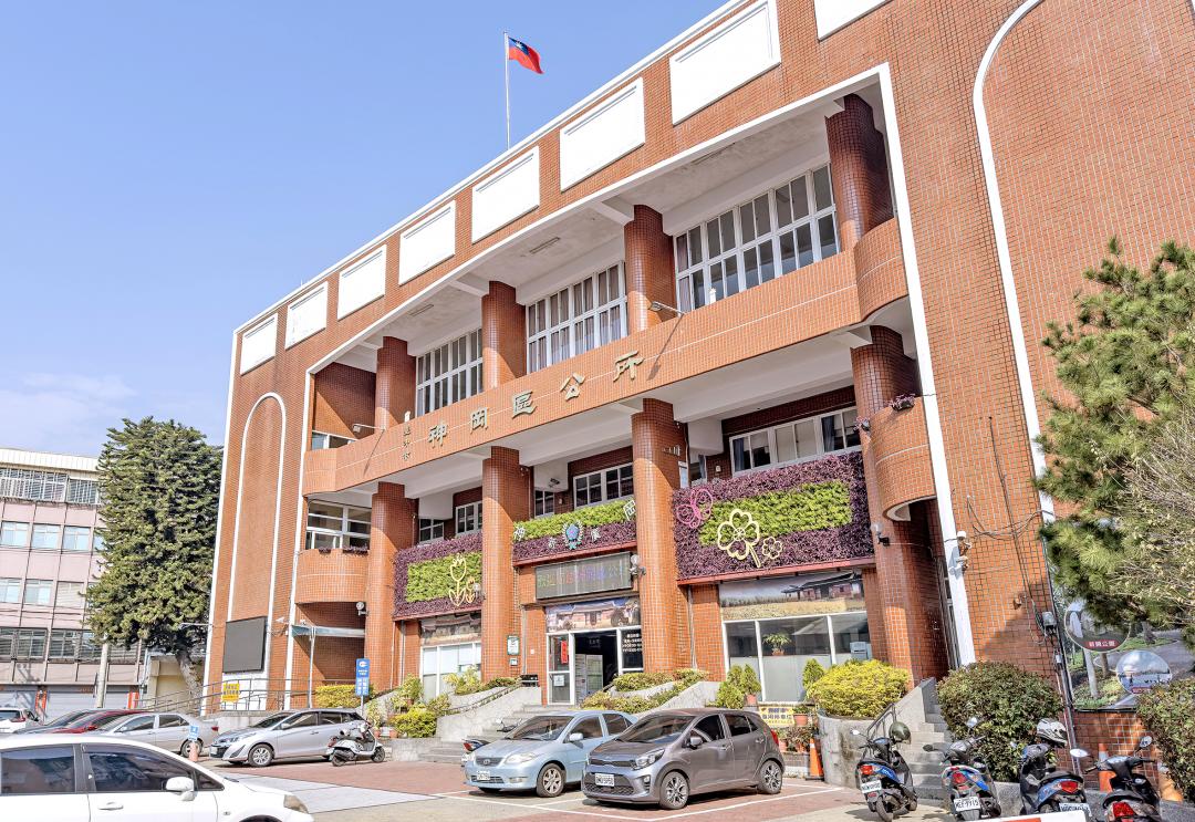  神岡區公所為地方服務中心，行政資源完善。