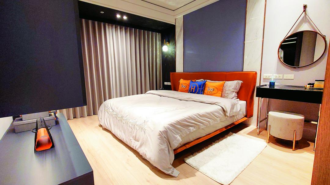 臥房為雙人床的尺度與空間。