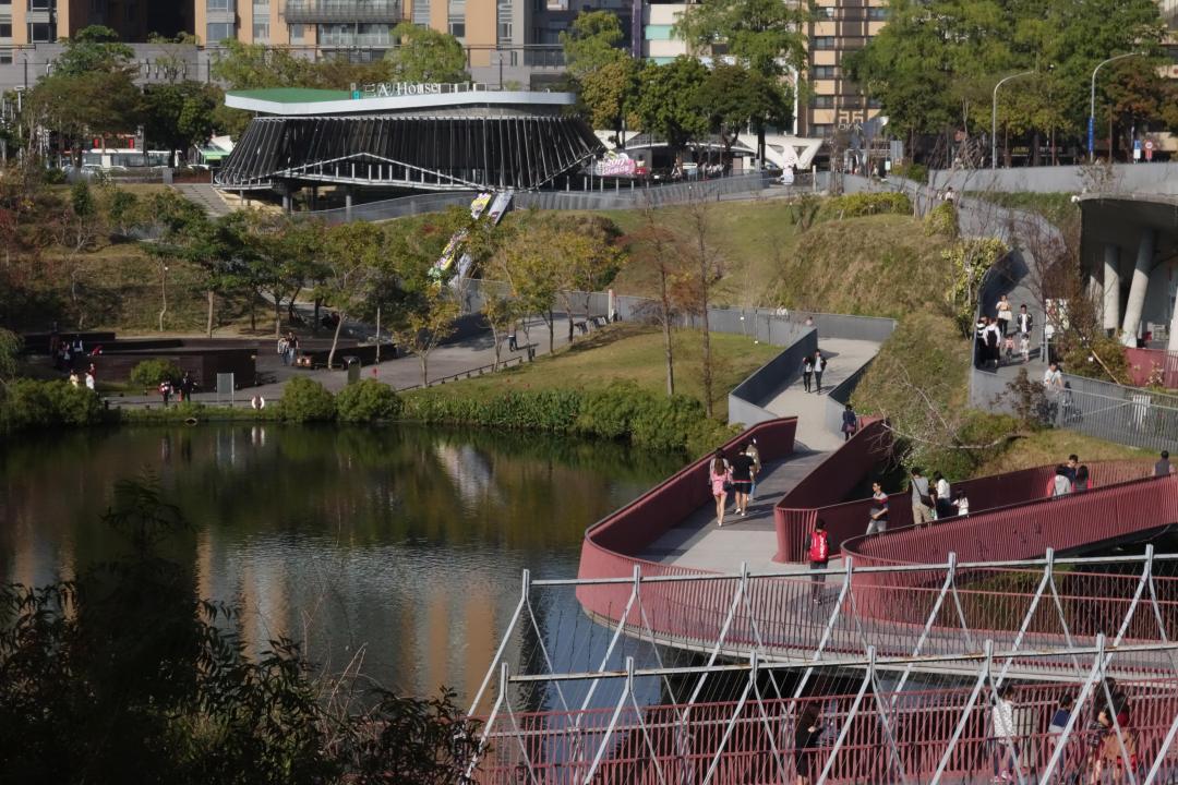 台中七期秋紅谷公園兼具綠色生態水池、景觀、滯洪、排水與調節空氣品質等功能,周圍也成為景觀豪宅聚落。(圖:業者提供)