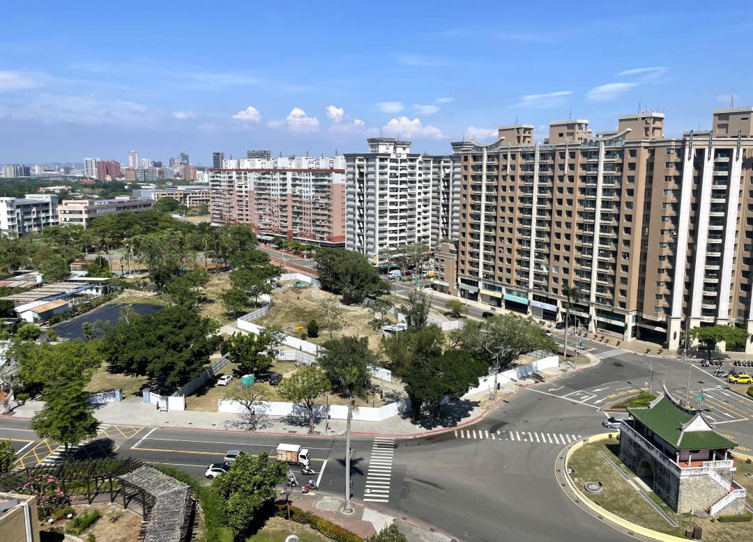 左營南門圓環生活圈,快速連結漢神巨蛋百貨商圈、美術館園區,形成大生活圈發展態勢,帶動區域房市蓬勃成長。