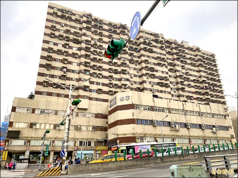 「西寧國宅」自1982年落成以來，發生超過30起非自然離世事件，被譽為全台知名的萬華「猛鬼大樓」。（圖/資料照，記者楊心慧攝）