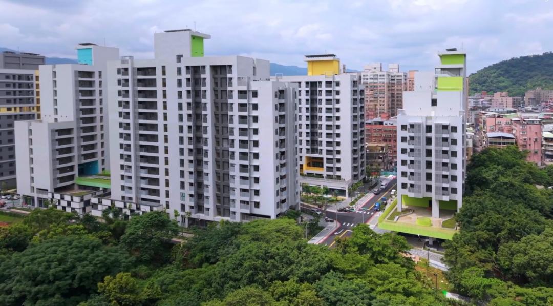 新完工招租的「三峽國光二期社宅」租金4100元起，中籤率逾30%。(圖/新北市政府提供)