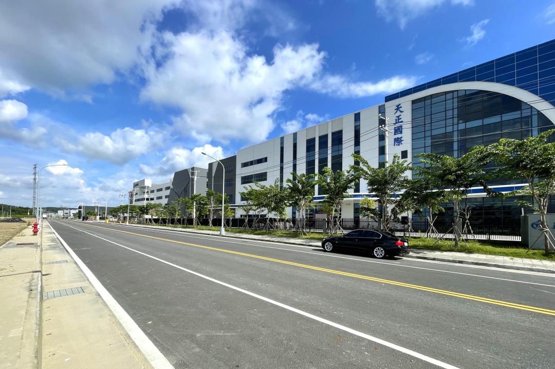 仁武產業園區聚焦航太精密機械產業，目前已有25家廠商建廠，預計創造242億元產值與6300個就業機會，第一期工程今年完工，第二期預計年底前開工。