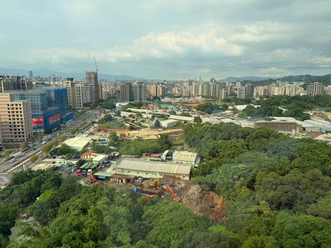 土城暫緩發展區區段徵收案東側現況大多為工廠及停車場。(圖/新北市城鄉局提供)