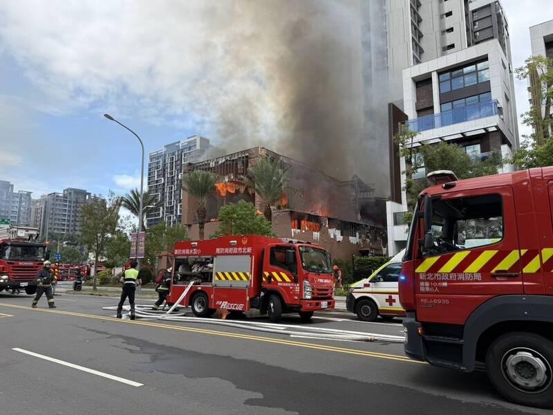 新北市新店央北重劃區「華固譽誠」樣品屋起火燃燒，大批消防人員到場灌救。（圖/資料照，記者陸運鋒翻攝）