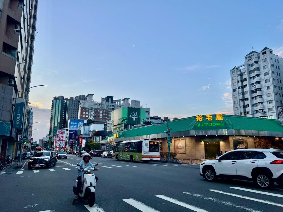 為了讓交通更便捷、都市發展更均衡,新北市政府積極推動淡海輕軌二期計畫,第一期分別於2018年、2020年通車,第二期則將與藍海線一期銜接。(圖/新北市政府捷運局提供)