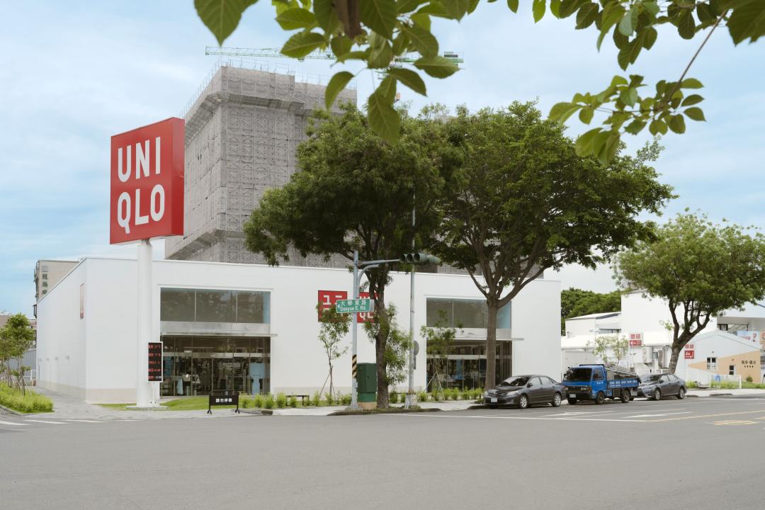 家樂福在藍田路旁開設楠梓量販店,大型連鎖店也紛紛進駐,具備消費與休閒機能充裕優勢。(圖:業者提供)