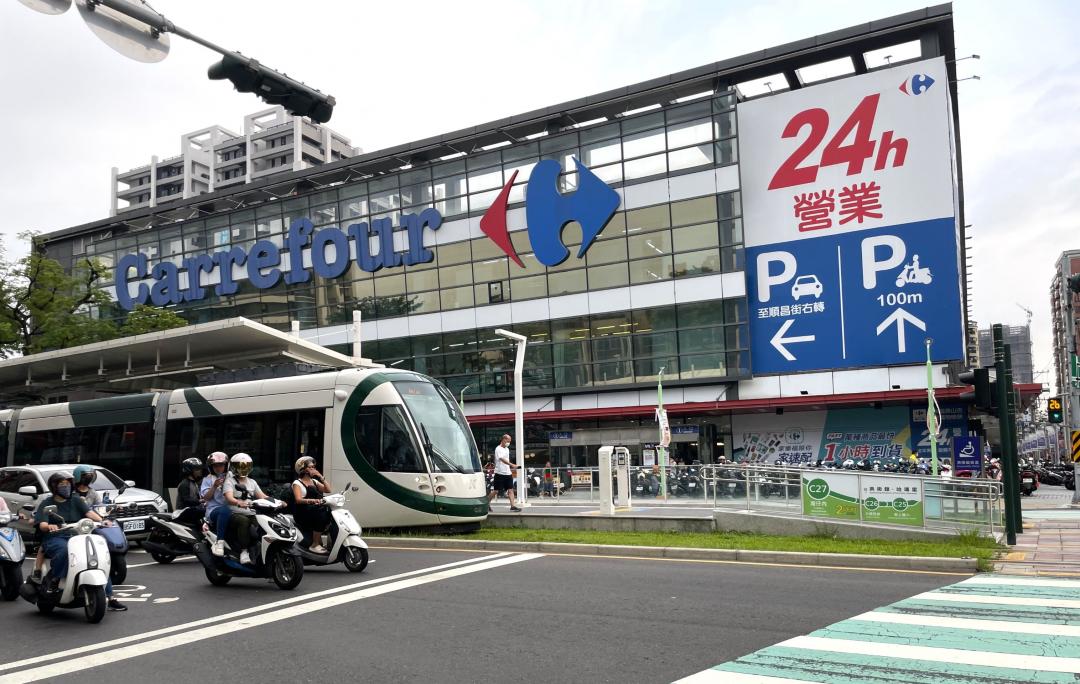 生活圈迅速連結家樂福鼎山店且輕軌設站。