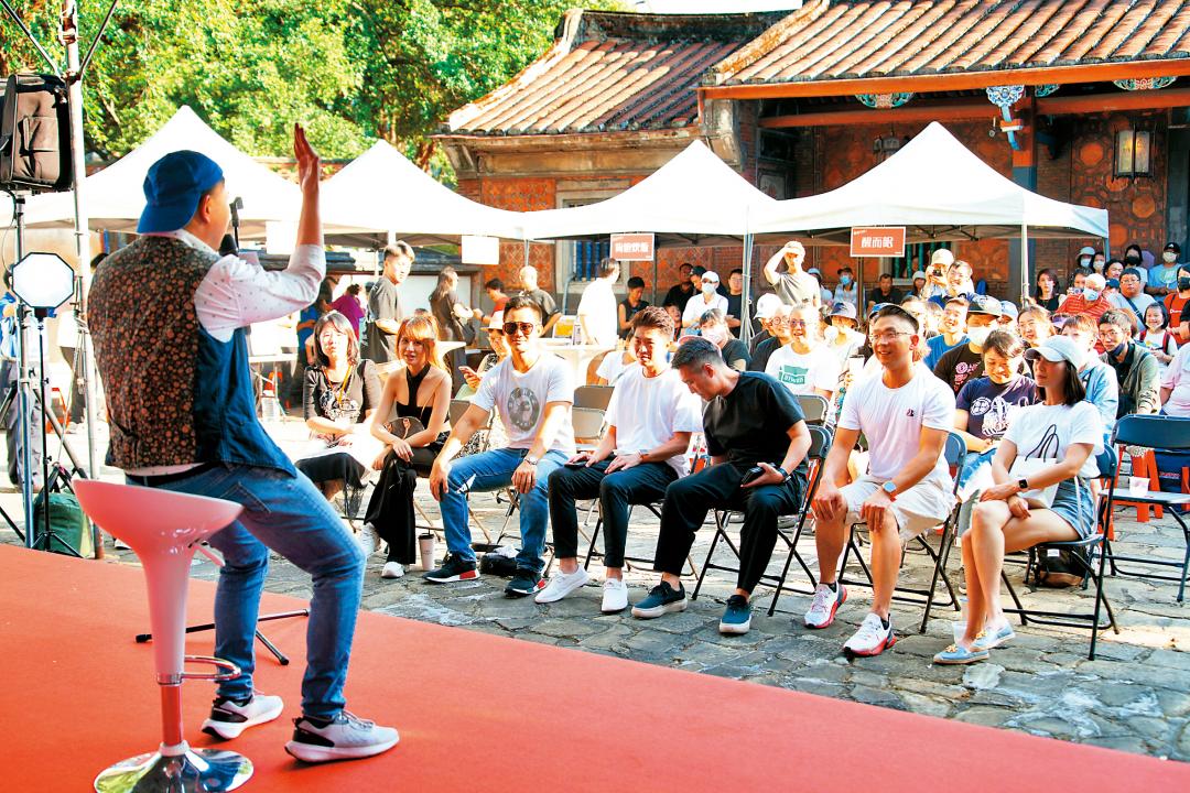 在歷史古蹟林家花園舉辦脫口秀活動,象徵新舊文化融合與商圈再生。