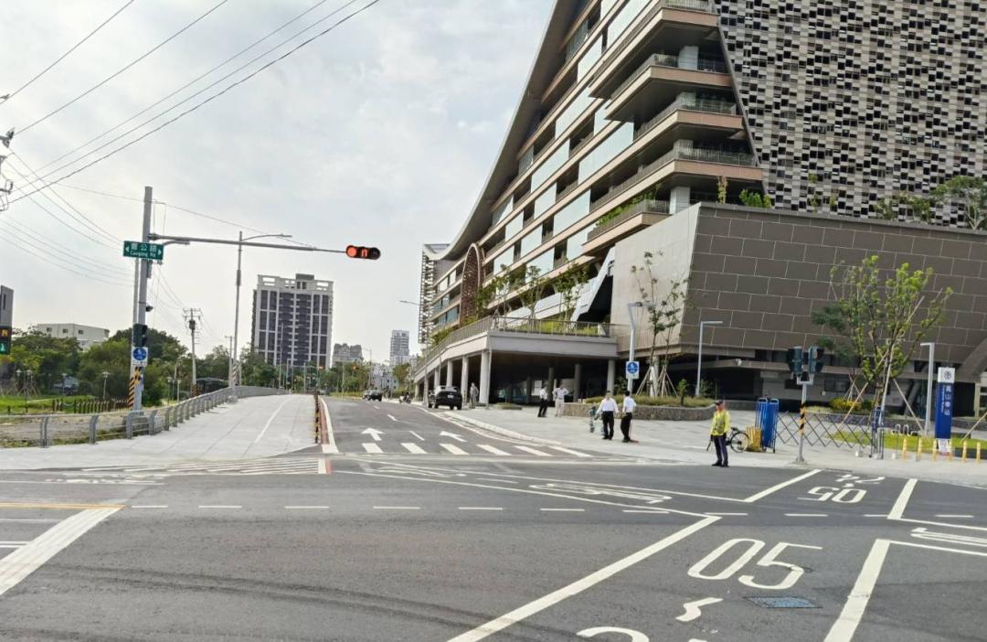 85期重劃區鳳山車站南側曹謹路開通工程在10月底正式完工通車。開通後，曹謹路正式銜接曹公路、和平路與五權路，將徹底改善鳳山車站周邊長期的接送交通瓶頸。(圖:高市府地政局提供)