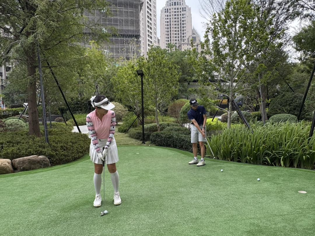 「雙橡園2279」提供果嶺以供住戶使用。(圖/記者張瀞勻攝)