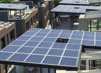 今年台南市府向中央爭取補助款，更加碼4500萬元辦理「家戶屋頂設置太陽光電加速計畫」，提供家戶屋頂設置太陽光電者每瓩（kW）3,000元獎勵，目前受理時間至11月30日止，單案最高獎勵30萬元。(圖:台南市府提供)