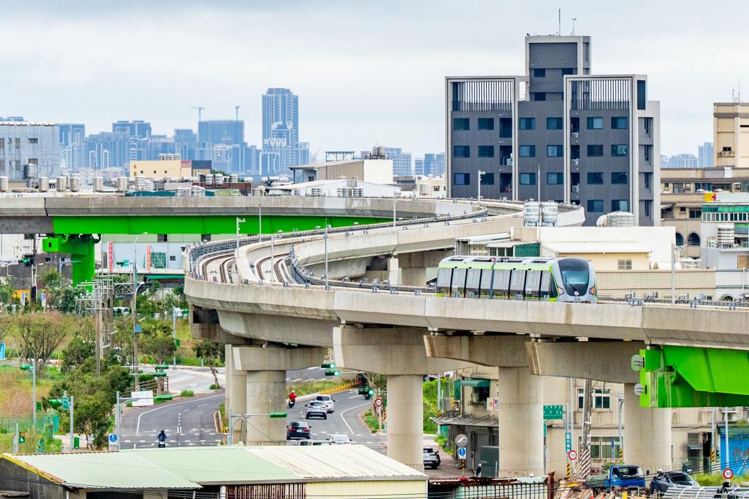 桃園捷運綠線4日進行高架5站列車動態測試，通車進入倒數階段。（桃園市政府提供）