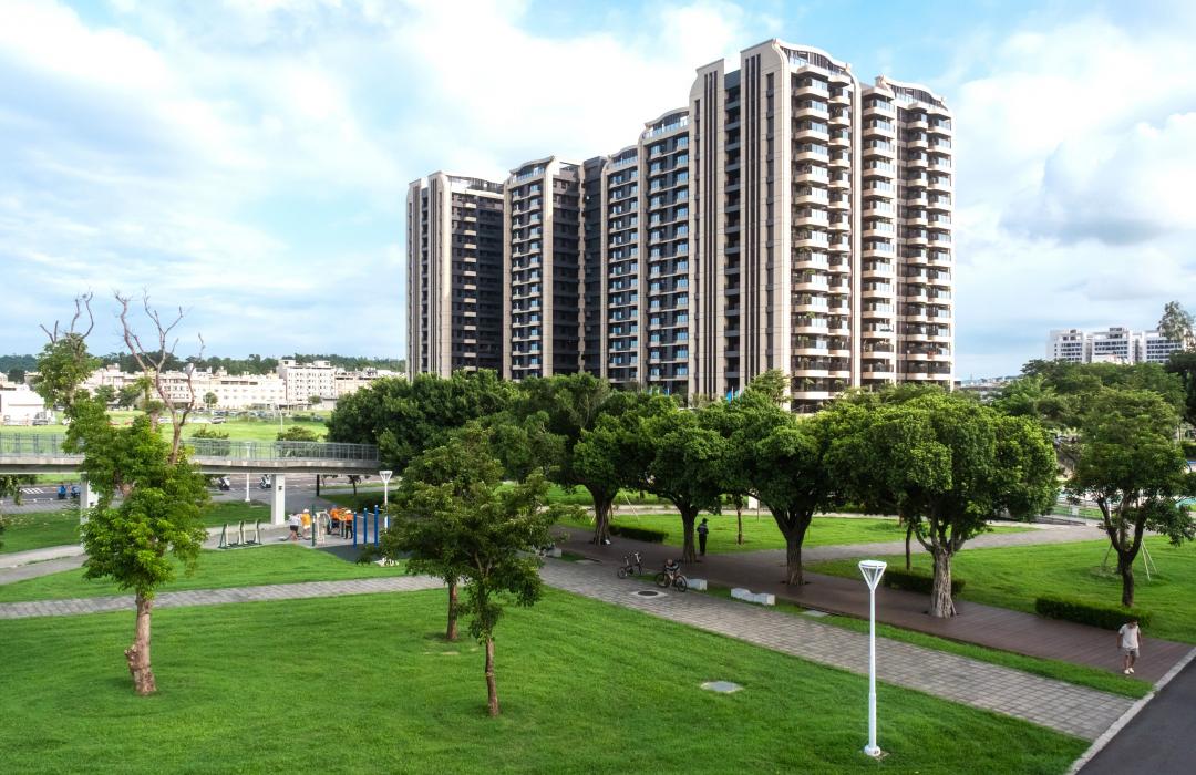 小港區近年來建設加速推進，新成屋供給量體漸稀缺，尤其緊鄰3萬坪小港森林公園的綠意景觀新成屋大樓，目前仍維持3字頭行情，更凸顯高CP值。(圖:業者提供)