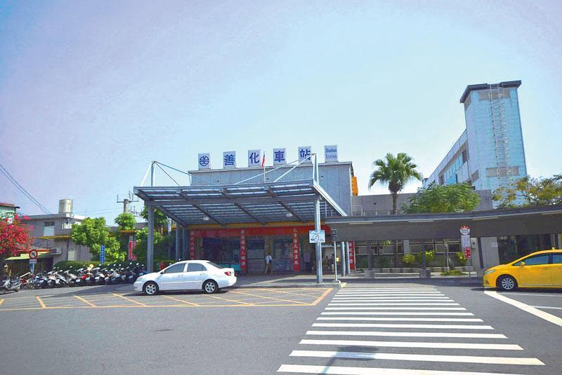 南市府推動善化鐵路立體化與站區整體開發，串聯捷運深綠線共構，並以鐵路立體化為方案，引導善化舊市區再發展。