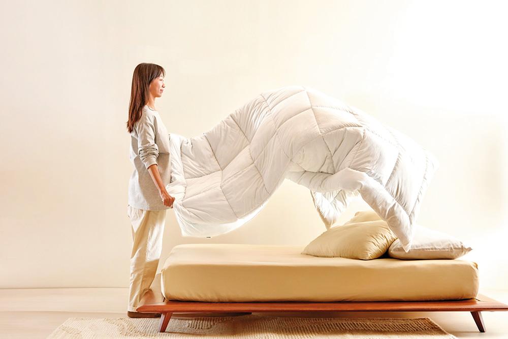 石墨烯被主打「極輕保暖」、「物理防螨」、「可水洗」三大特色，10分鐘溫升測試，溫度高於一般被胎達 2.4度。(圖/HOLA提供)