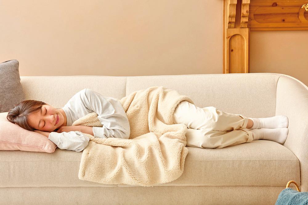 「WARM TOUCH 石墨烯保暖法蘭絨萬用毯」是辦公室與沙發族的救星，四合扣設計，能輕鬆轉換成披肩、蓋膝毯、睡毯等多用途。(圖/HOLA提供)