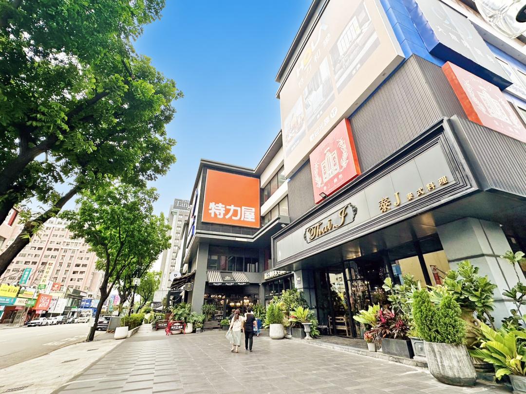 公益路商圈餐飲、家居品牌林立，商業氛圍濃厚。