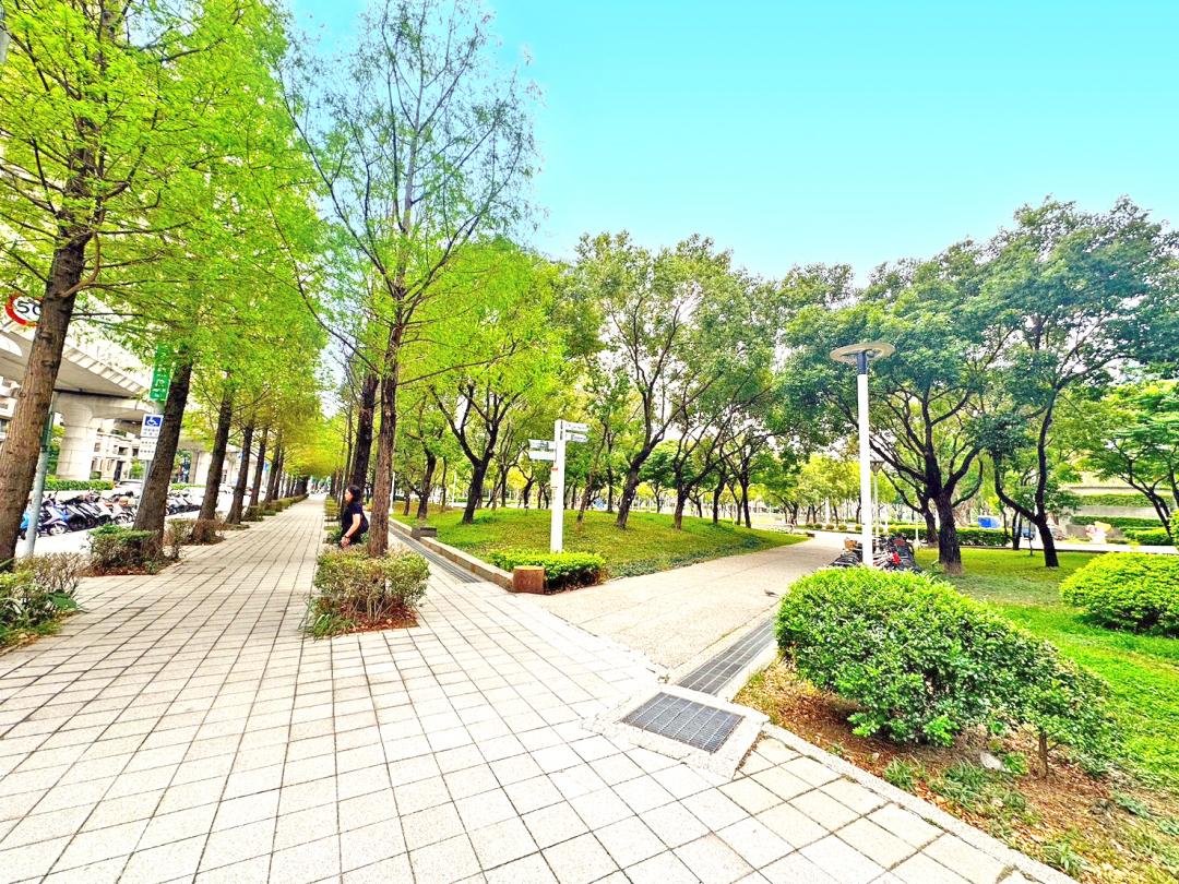 五期綠帶環境完善，人行步道與休憩空間規劃完整。